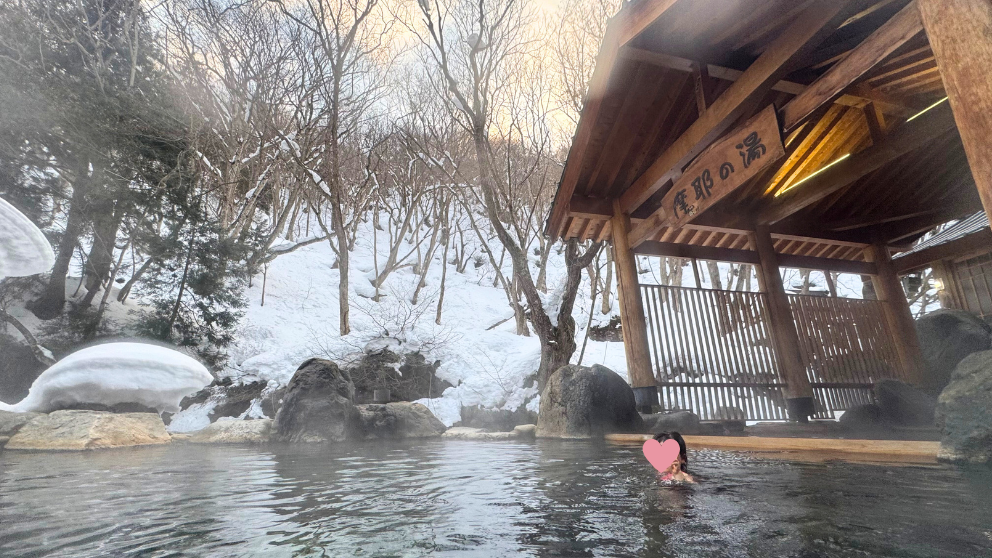 日本の宝川温泉の混浴風呂。ただし、この写真は女性専用風呂。雪景色が美しい
