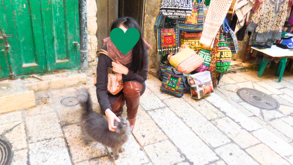 エルサレムのヴィア・ドロローサで、猫と一緒に写真撮影
