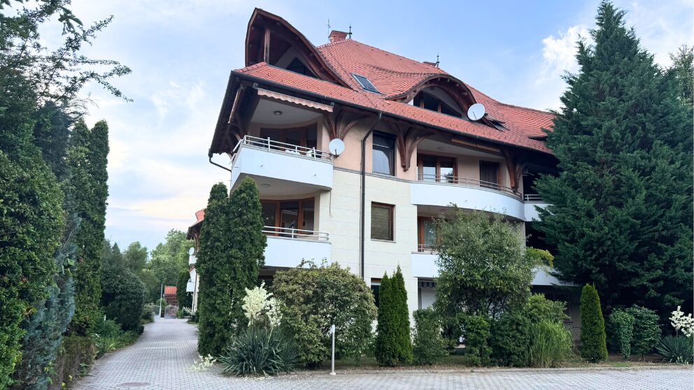 ハンガリーのバラトン湖畔の町、Balatonnlelleで宿泊したアパートの外観