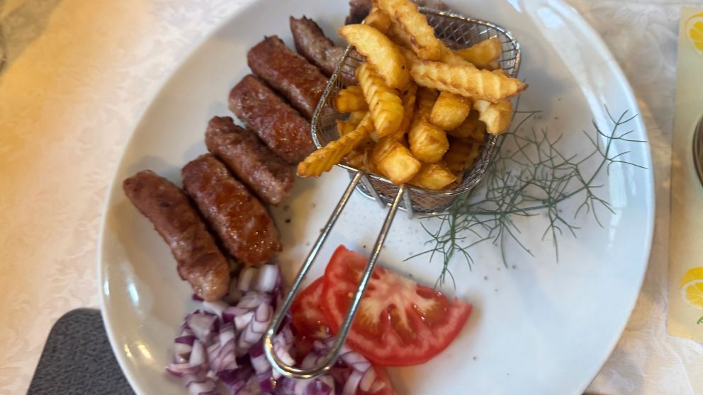 モンテネグロのブドヴァのレストランで食べたチェヴァピセット