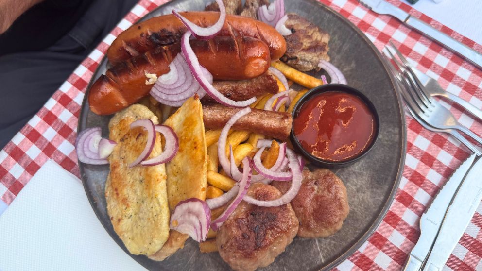モンテネグロのブドヴァのレストランで食べたグリル盛り合わせセット