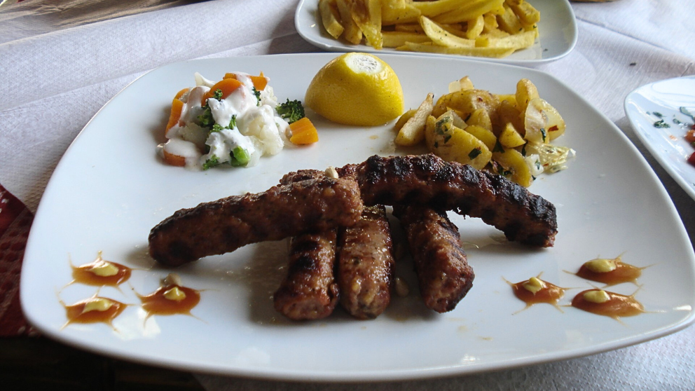 アルバニアの首都ティラナで食べたちょっとオシャレなチェヴァピ。