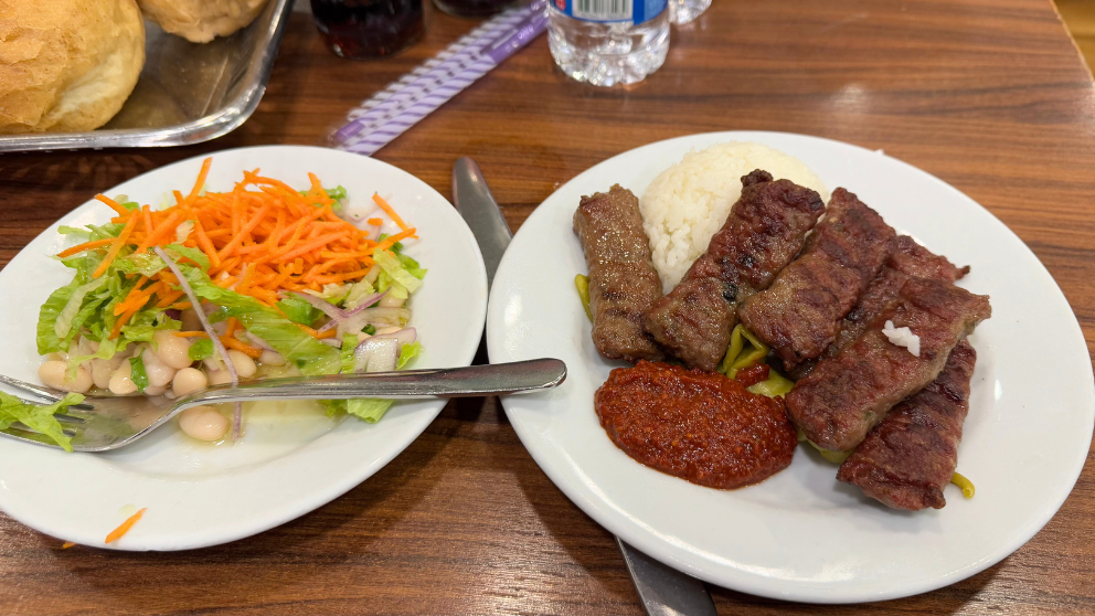 トルコの首都イスタンブールの老舗でいただいたキョフテ。辛いソース付き