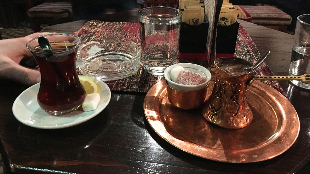 ボスニア・ヘルツェゴビナの首都サラエボのカフェでいただいたボスニアコーヒーと紅茶