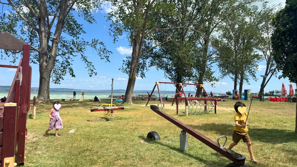 ハンガリーのバラトン湖畔の町、Balatonnlelleの湖畔にある公園