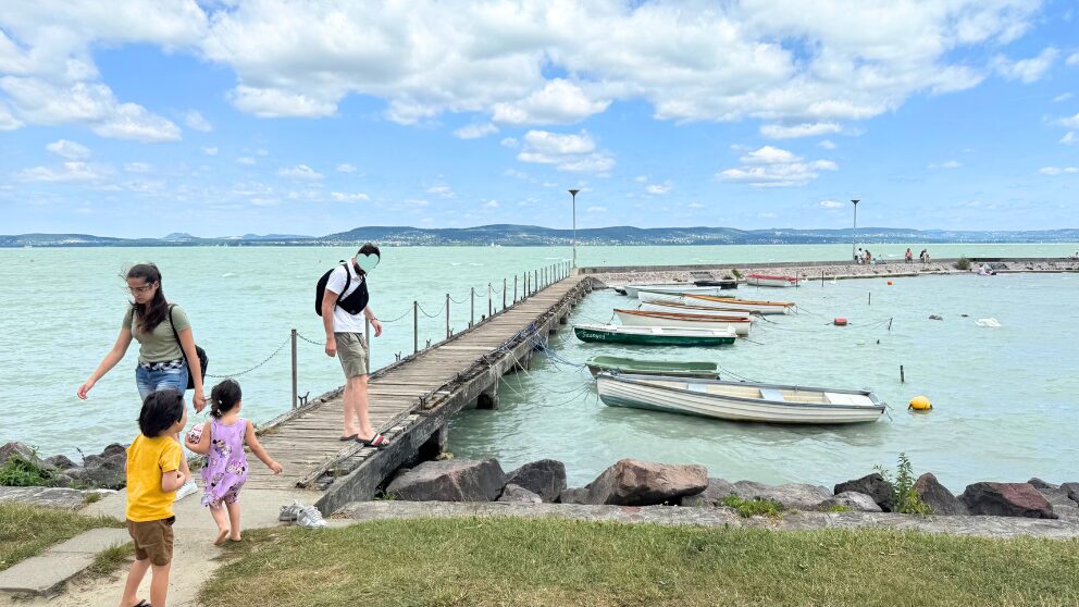 ハンガリーのバラトン湖畔の町、Balatonnlelleの湖畔を散策する様子