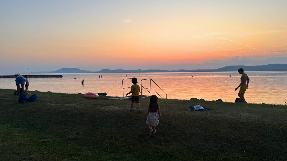 ハンガリーのバラトン湖畔の町、Balatonnlelleの湖畔を夕方に散策する様子