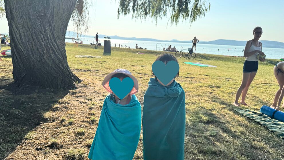 ハンガリーのバラトン湖畔の町、Balatonnlelleの無料ビーチのほとり