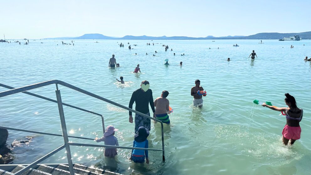 ハンガリーのバラトン湖畔の町、Balatonnlelleの無料ビーチで遊ぶ夫と子供達