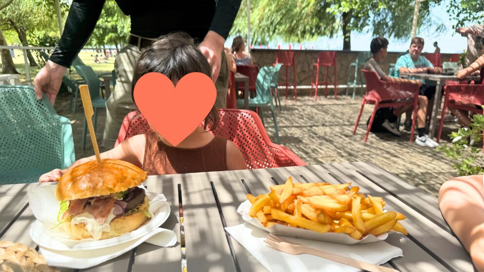 ハンガリーのバラトン湖畔の町、Balatonnlelleの無料ビーチにある売店のハンバーガーとポテト