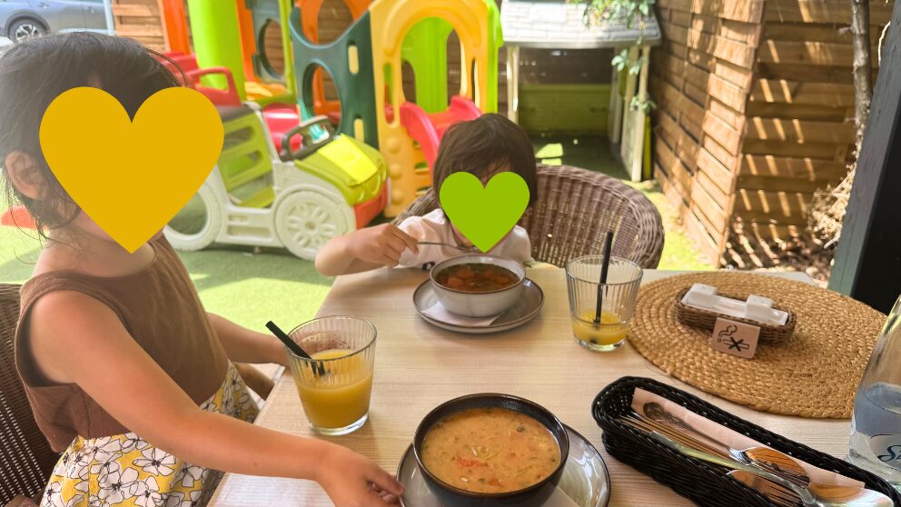 ハンガリーのバラトン湖畔の町、BalatonnlelleにあるKedvesem Bisztroでスープを飲む息子と娘