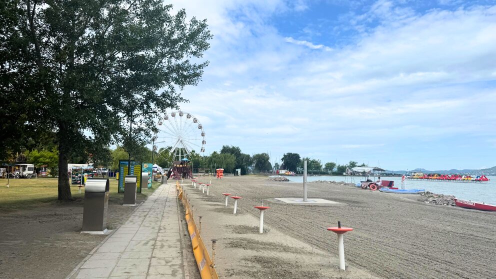 ハンガリーのバラトン湖畔の町、Balatonnlelleの有料ビーチ。人口の砂浜がある