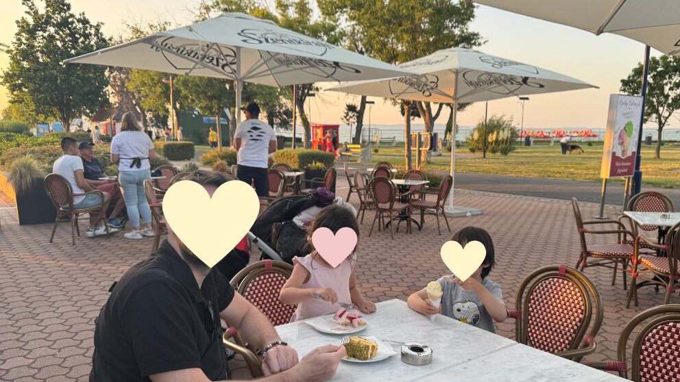 ハンガリーのバラトン湖畔の町、Balatonnlelleの湖畔にあるSzalay Cukrászdaでケーキやアイスを食べる家族
