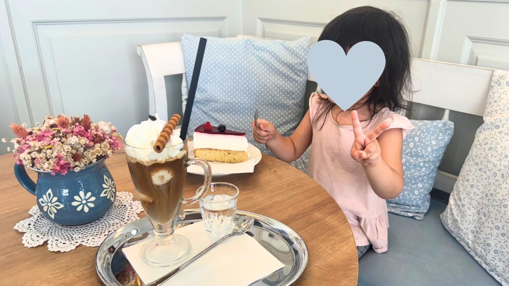 ハンガリーのバラトン湖畔の町、BalatonnlelleにあるZsur Cafeでケーキを食べる家族