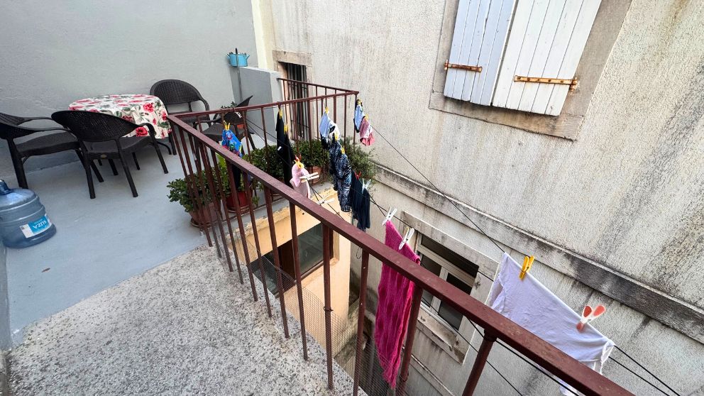 モンテネグロの人気観光地、ブドヴァの旧市街で宿泊したアパートの小さなテラスと、物干しロープ