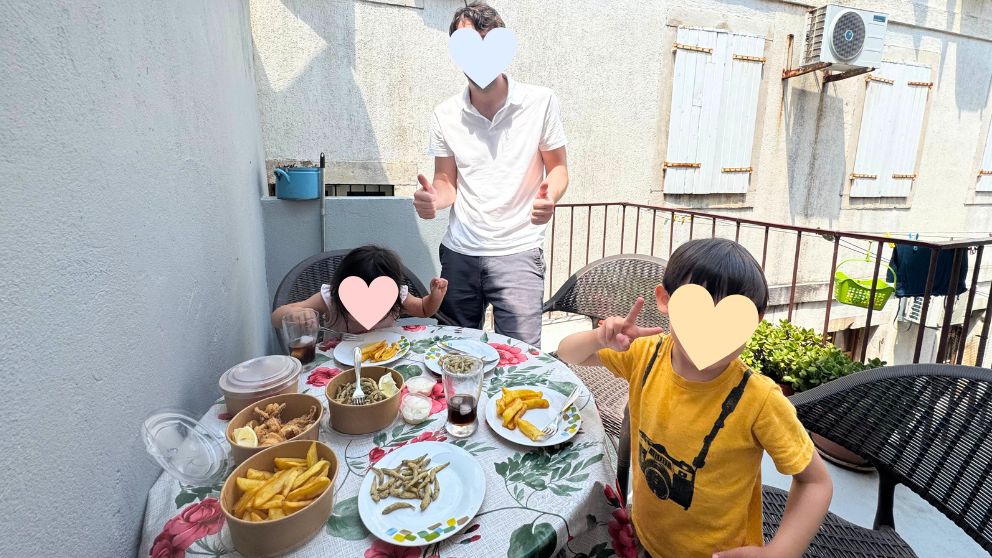 モンテネグロの人気観光地、ブドヴァの旧市街で宿泊したアパートのテラスでのランチ