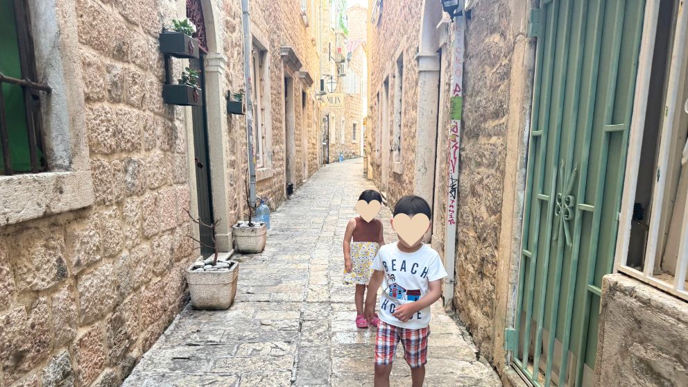 モンテネグロの人気観光地、ブドヴァの旧市街で、宿泊したアパートのある通り