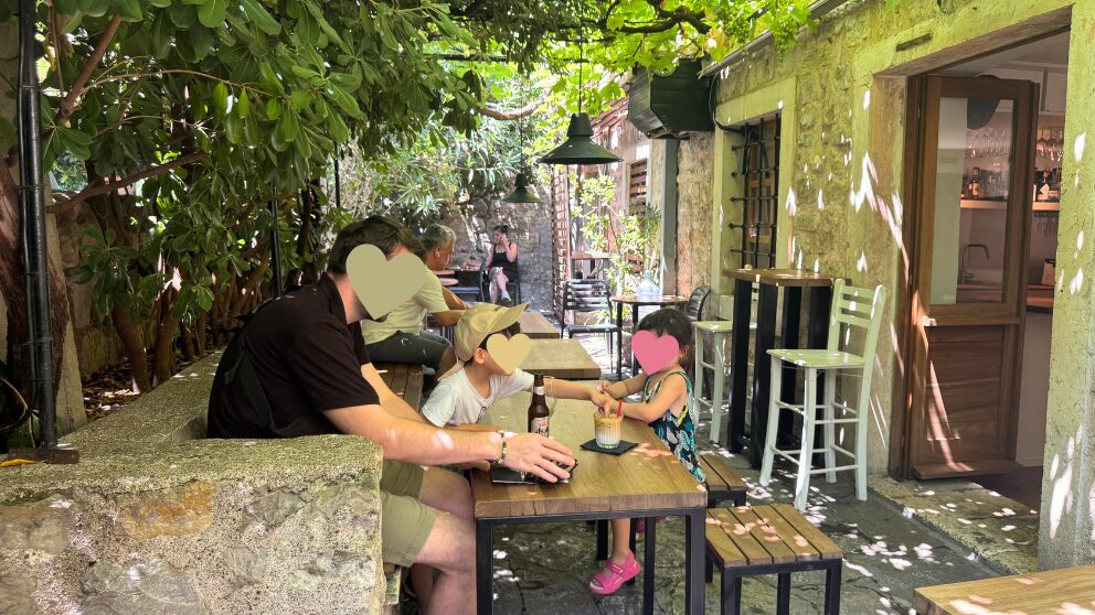 モンテネグロの人気観光地、ブドヴァの旧市街のバー＆カフェの様子