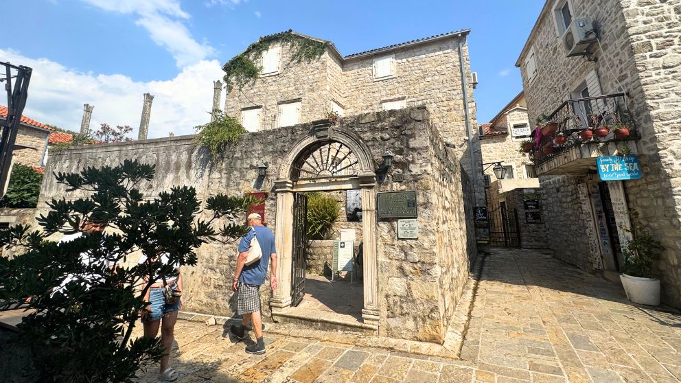 モンテネグロの人気観光地、ブドヴァの旧市街にあるブドヴァ市立博物館の外観