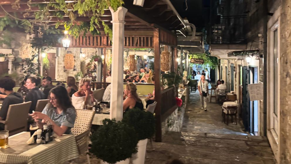 モンテネグロの人気観光地、ブドヴァの旧市街にあるレストランの夜の様子