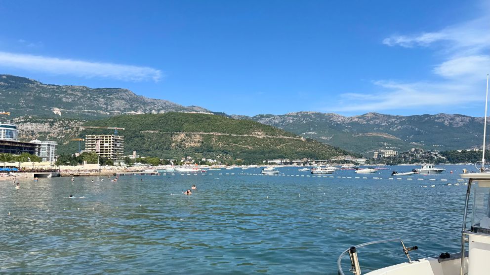 モンテネグロの人気観光地、ブドヴァの新市街の海の様子