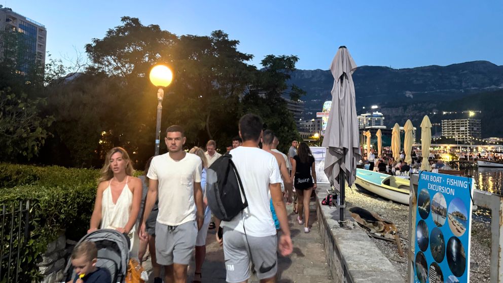 モンテネグロの人気観光地、ブドヴァの新市街の海沿いの散歩道を夜に歩く人々