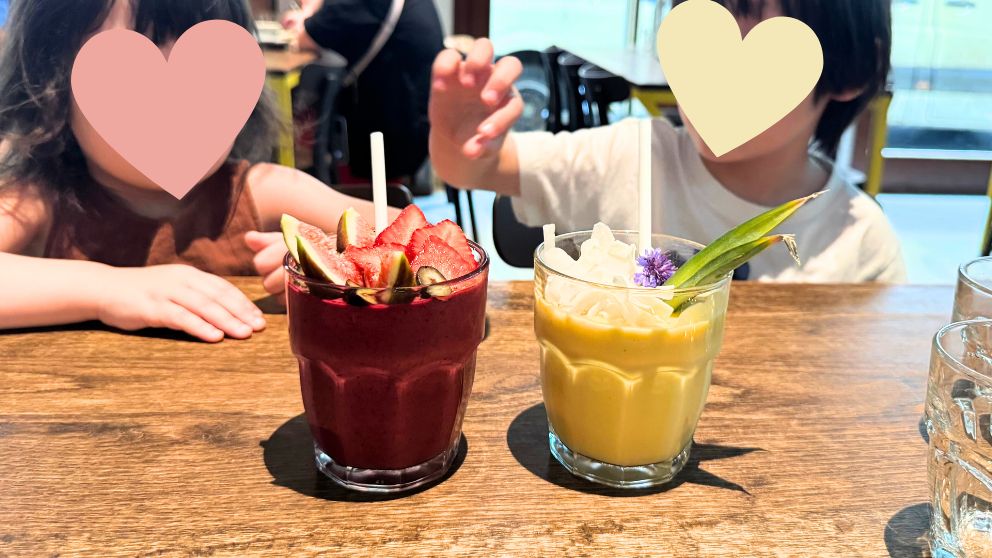 ブダペストにあるカフェCirkuszでオーダーしたミルクシェイク「ベリー」と「マンゴーラッシー」