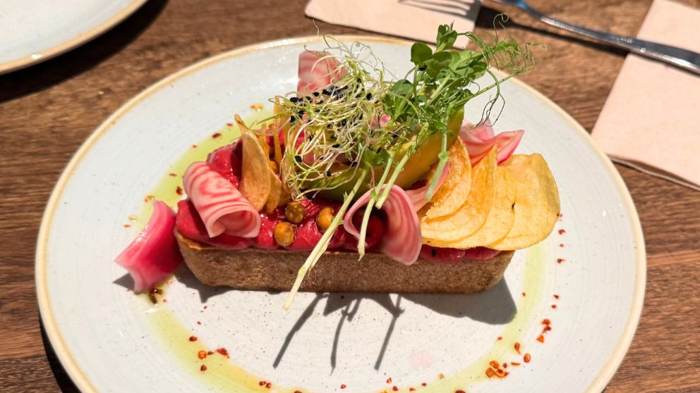 ブダペストにあるカフェCirkuszのアボカドトーストとビーツのフムス