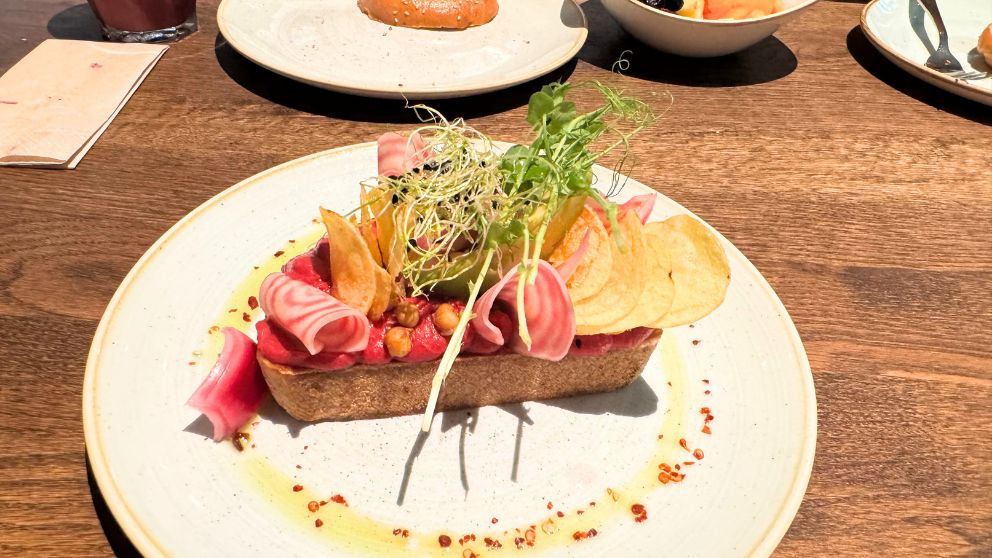 ブダペストにあるカフェCirkuszのメインディッシュの1つ、アボカドトーストとビーツのフムス
