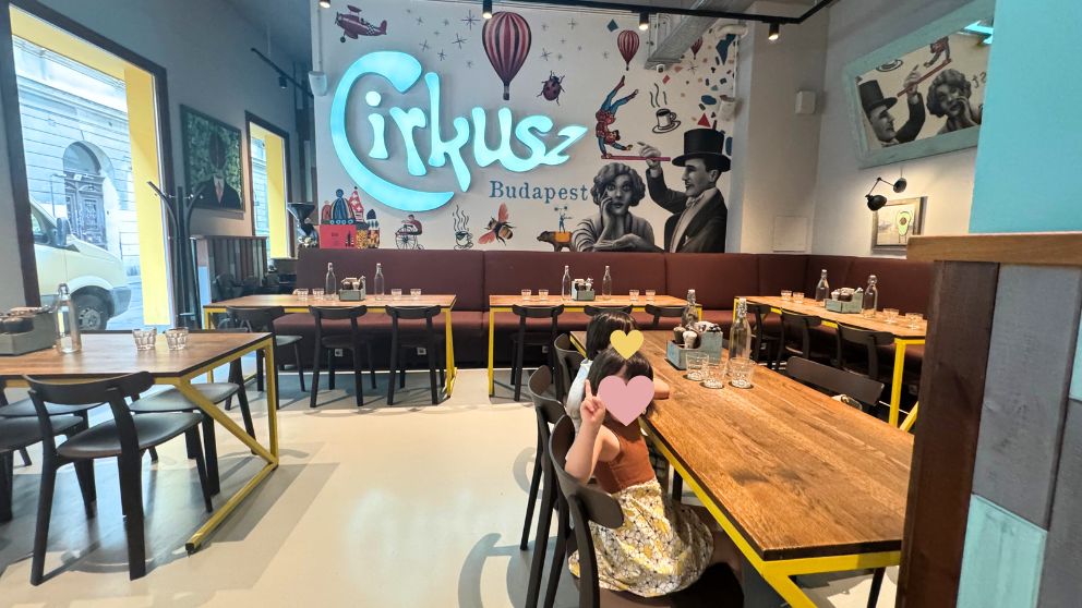 ブダペストにあるカフェCirkuszの店内の様子。朝8時過ぎはまだ空席あり