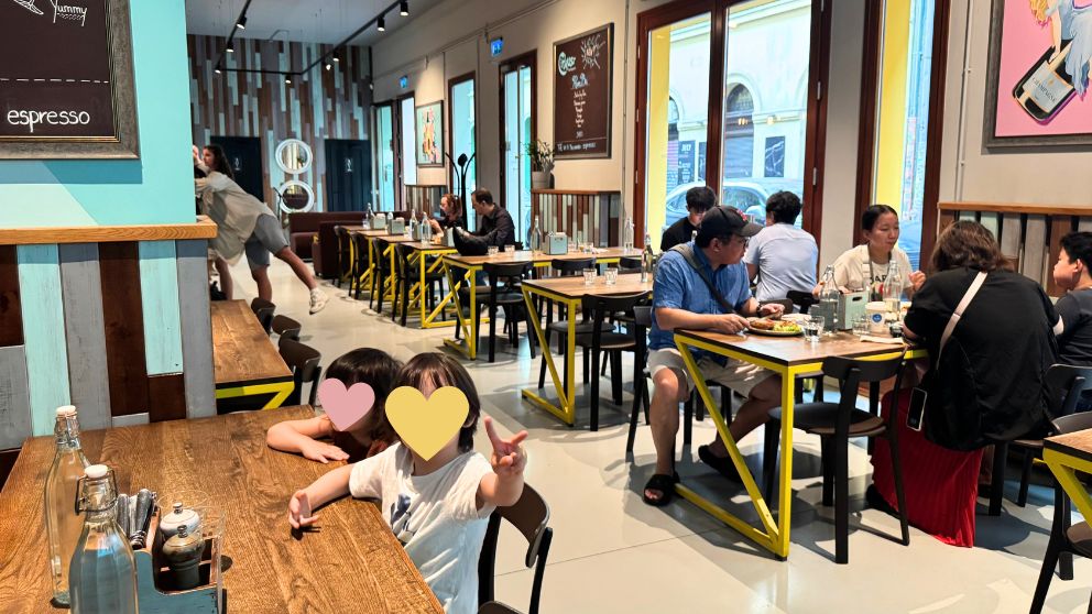 ブダペストにあるカフェCirkuszの店内の様子。朝8時過ぎはまだ空席あり