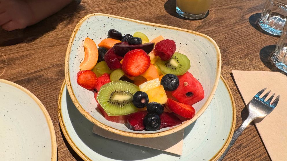 ブダペストにあるカフェCirkuszのフルーツサラダ