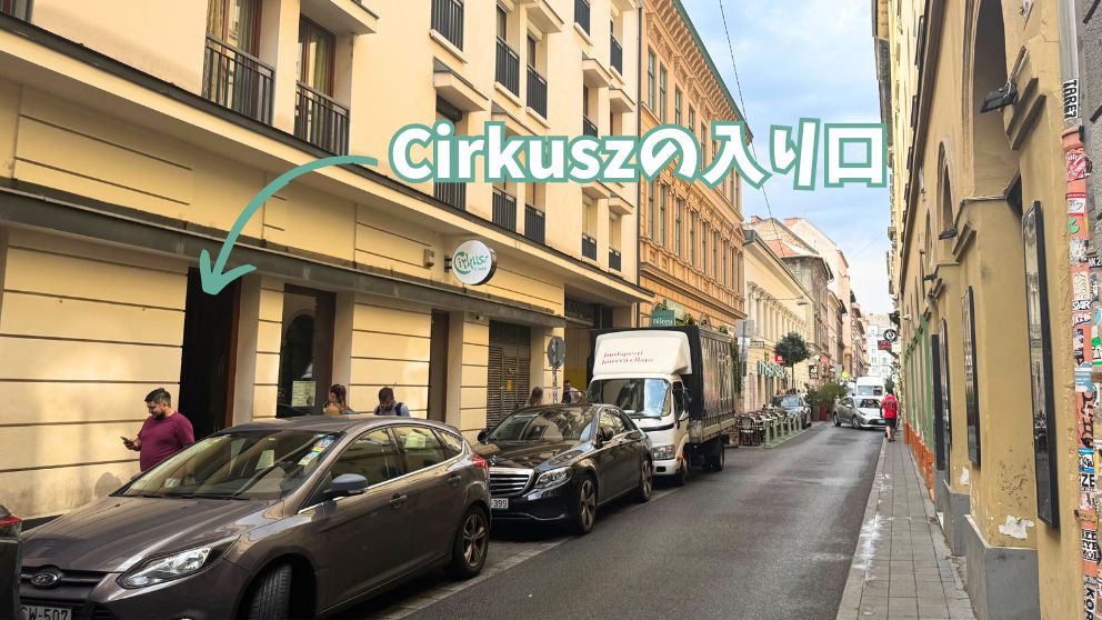 ブダペストにあるカフェCirkuszの外観とDob通り