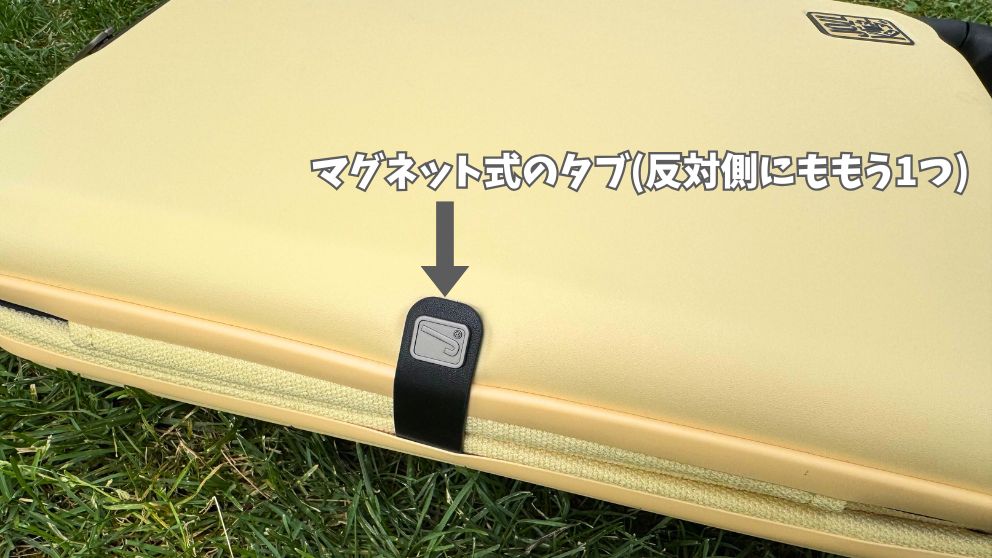 スーツケースブランドJOLLYINGの、折りたためるスーツケース「PEBBLE」を閉じて、マグネット式の留め具をした時の画像