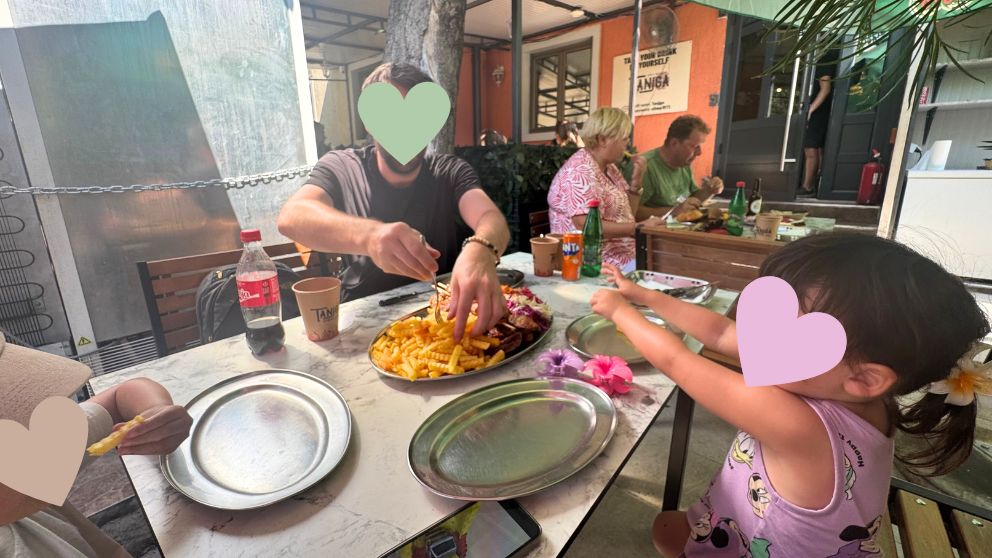 モンテネグロの世界遺産、コトルの人気バーベキュー店「BBQ TANJGA」のテラス席で食事をいただく家族