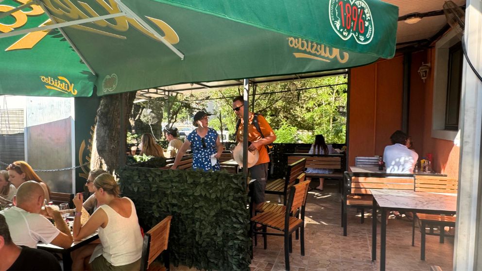 モンテネグロの世界遺産、コトルの人気バーベキュー店「BBQ TANJGA」の裏庭のテーブル席