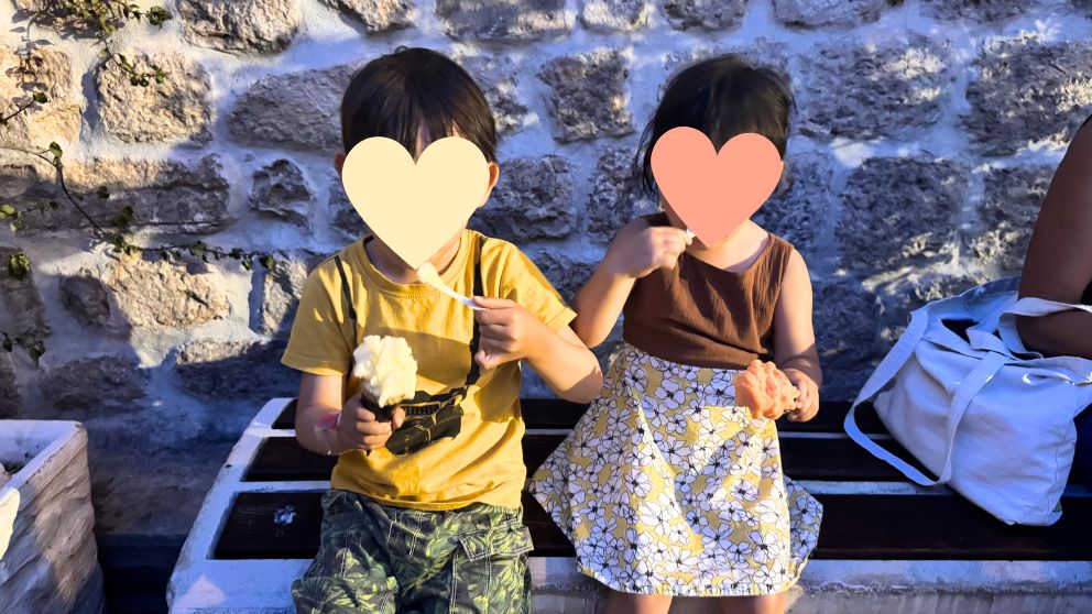 モンテネグロの世界遺産、コトルの旧市街でMoritz Eisのジェラートを食べる息子と娘