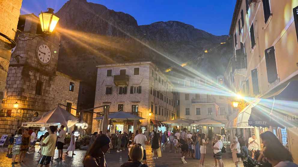 モンテネグロの世界遺産、コトルの旧市街の夜の様子。海の門を入ったところ