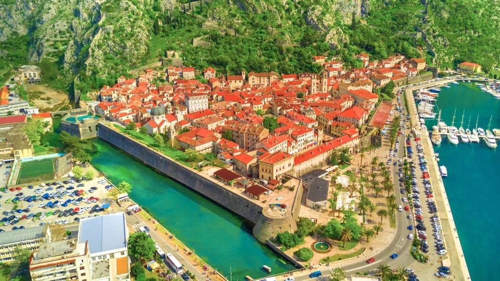 モンテネグロの世界遺産、コトルの旧市街とヨットハーバーの航空写真