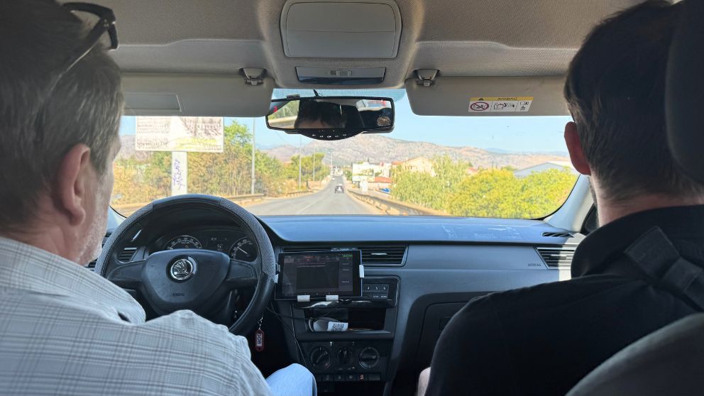 モンテネグロ国内で利用したRED TAXIと窓からの風景