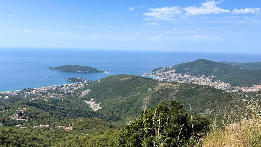 モンテネグロのポドゴリツァ空港とブドヴァをつなぐ道路から見た、ブドヴァの風景