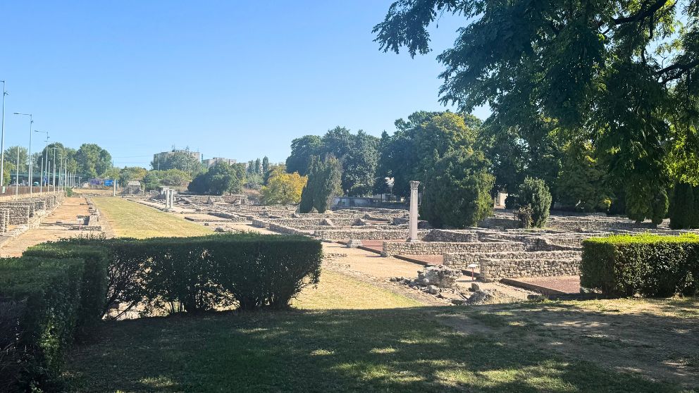 ブダペストのアクインクム博物館と考古学公園を歩道から見た様子