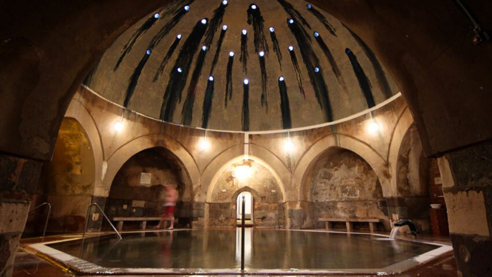 ブダペストのキラーイ温泉のトルコ式浴場エリアのメインの浴槽