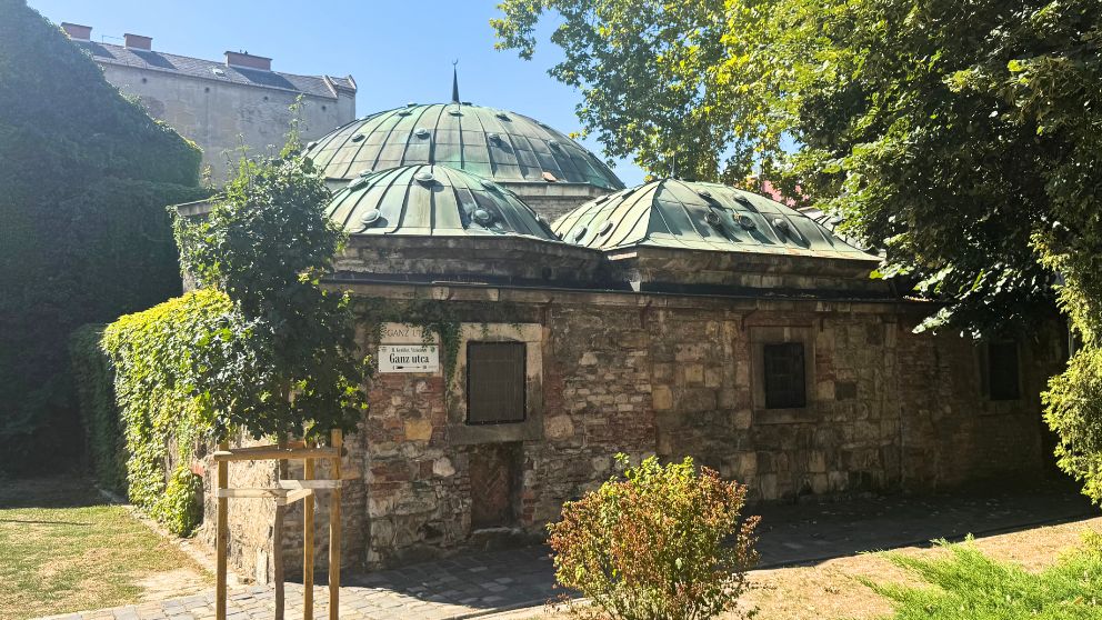 ブダペストのキラーイ温泉のトルコ式浴場エリアを屋外からみた様子。ドームが印象的