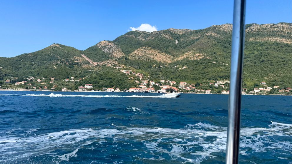 モンテネグロの世界遺産・コトルからのスピードボートツアーで、潜水艦基地へ向かう時の海の様子