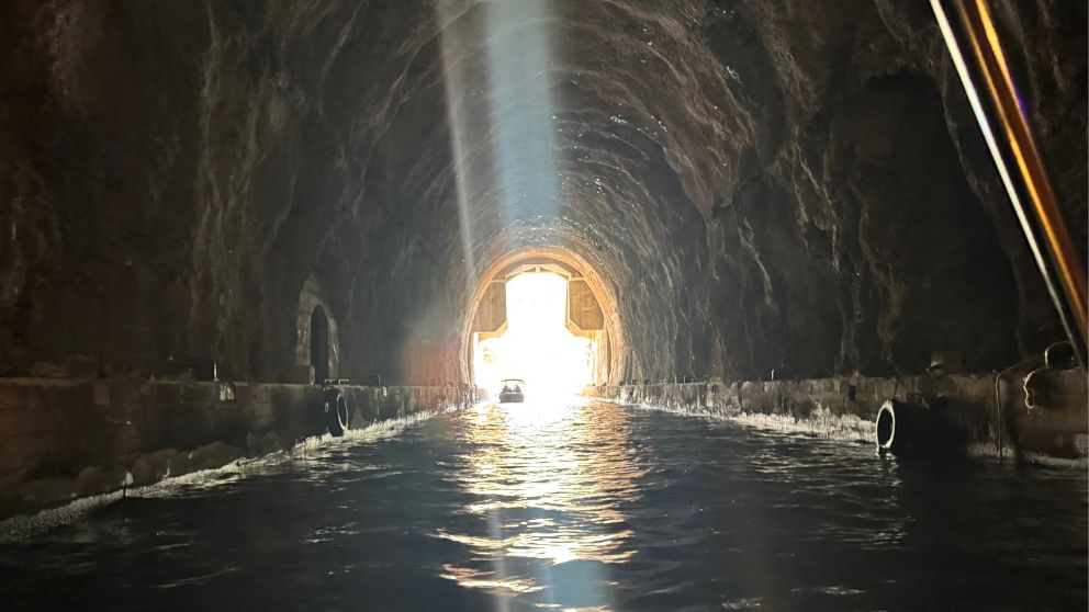 モンテネグロの世界遺産・コトルからのスピードボートツアーで、潜水艦基地の出口を中からみた様子