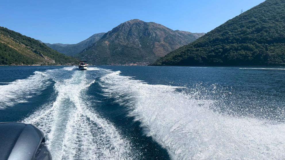 モンテネグロの世界遺産・コトルからのスピードボートの後ろの席からの風景