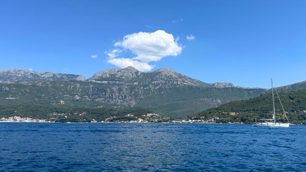 モンテネグロの世界遺産・コトルからのスピードボートツアーで見た山と海の景色