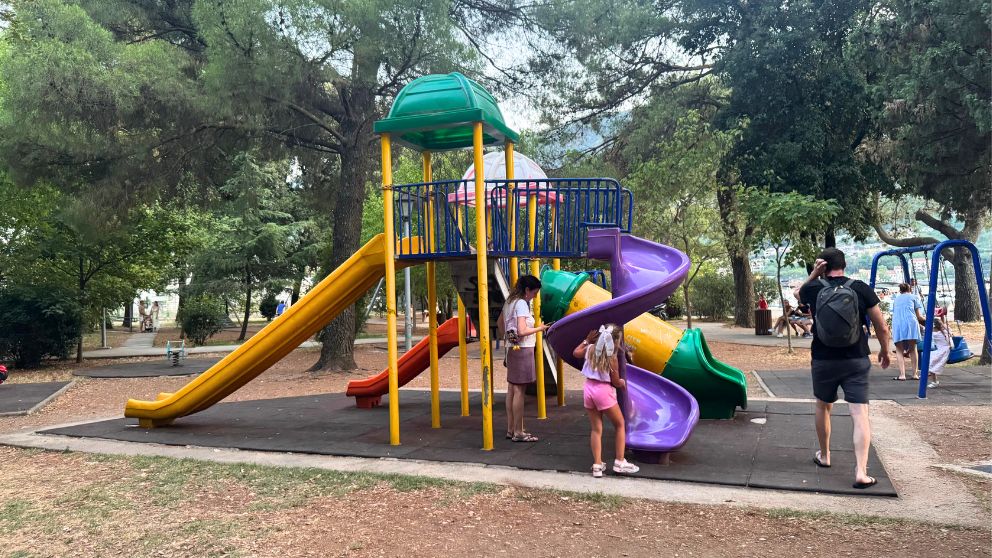 モンテネグロの世界遺産・コトルにある公園。この前に船着場がある