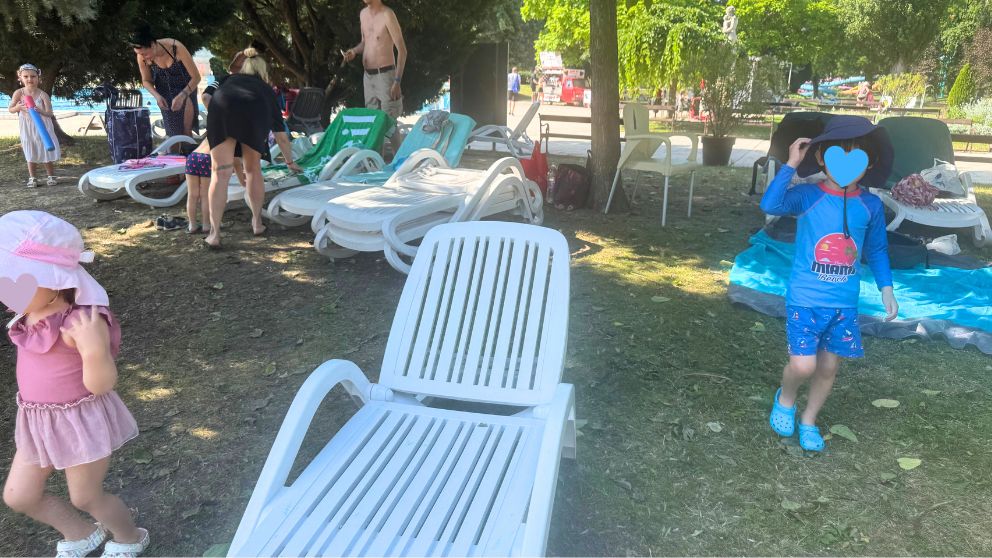 ブダペストにあるマルギット島のパラティヌス温泉プール。置いてあるビーチチェアを借りて広げる人々
